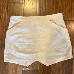NWOT BCBG tan/beige suede skirt with pockets